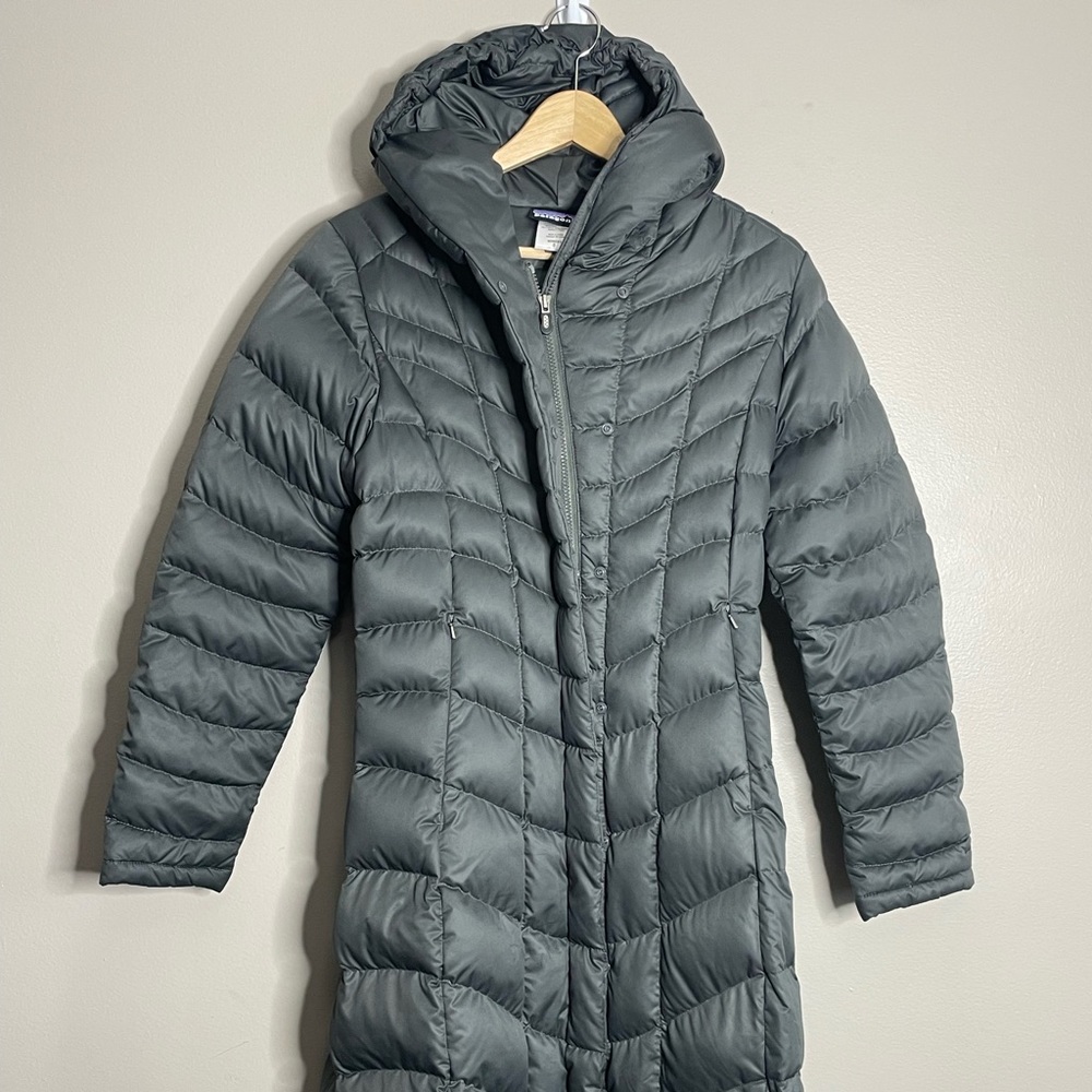 patagonia womens down parka grey size small fits 20”x41” GUC warm outdoor jacket